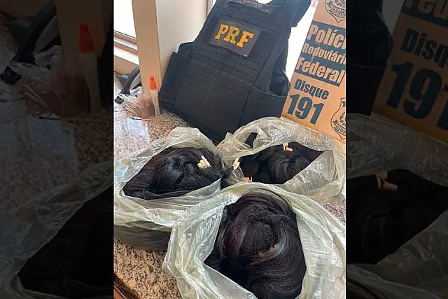PRF apreende carga de cabelo humano irregular em ônibus em Corumbá