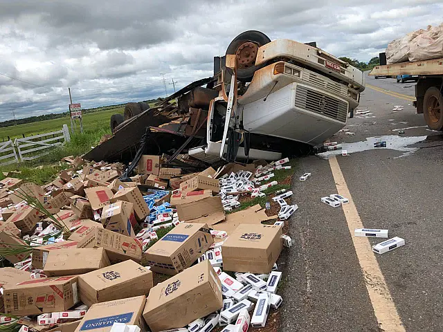 Caminhão com cigarro contrabandeado do Paraguai capota em Miranda e motorista morre