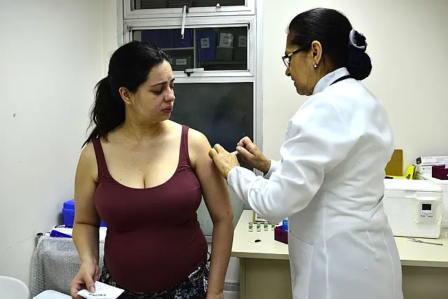 Vacinar gestante é fundamental para proteger bebê, dizem especialistas