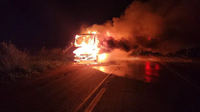 Ônibus escolar pega fogo na BR-060