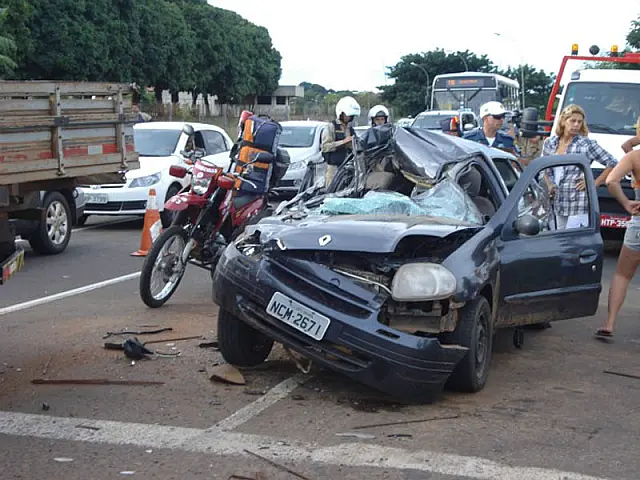 Acidente entre carro e caminhão fere quatro