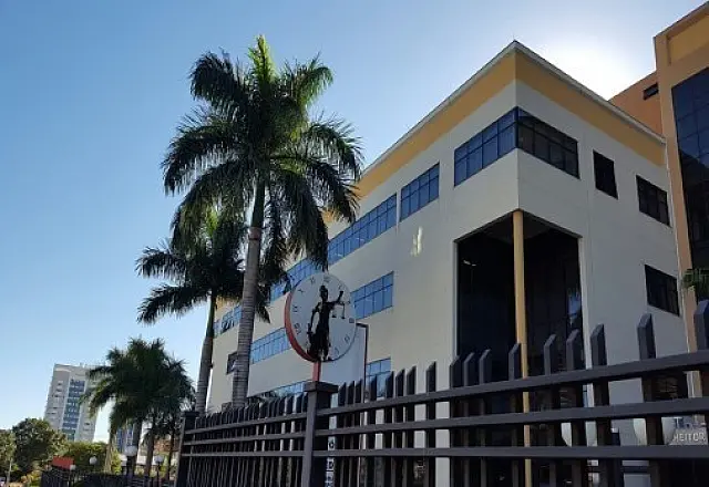 Mala de idosa destruída em aeroporto gera indenização de R$ 6 mil