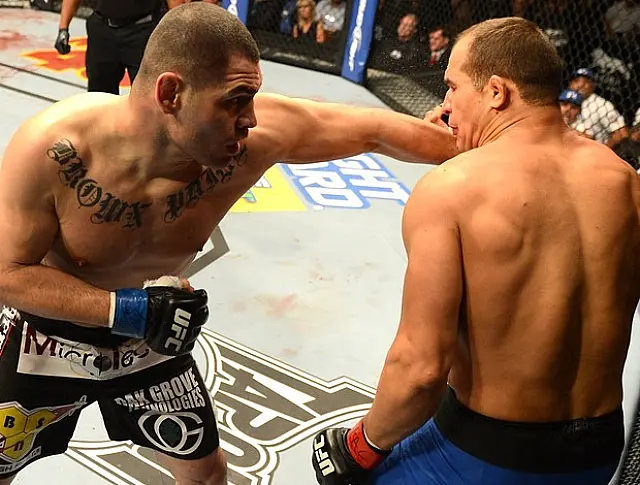 Júnior Cigano é dominado por Cain Velásquez e perde cinturão dos pesados