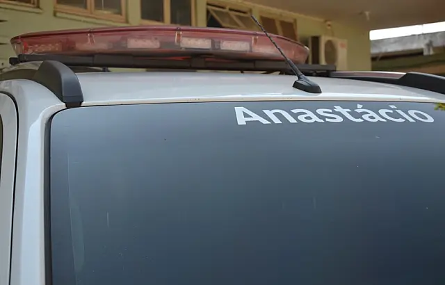 Jovem é preso por tráfico de drogas próximo a escola em Anastácio