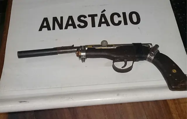 Homem é detido em flagrante por porte ilegal de arma de fogo