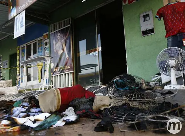 Incêndio destrói loja de roupas com estoque recém-abastecido
