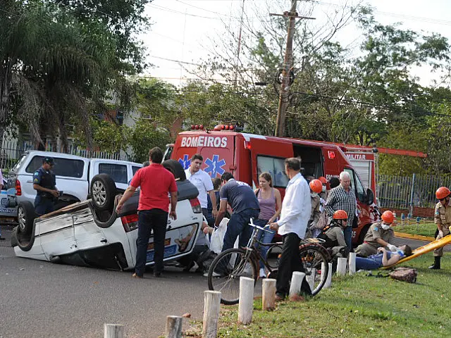 Uno com três jovens capota ao colidir com viatura da PM