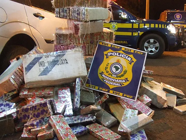 Motorista abandona veículo com 574 quilos de maconha
