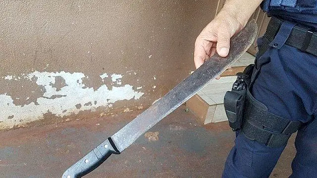 Foragido da justiça é preso após ameaçar companheira com facão