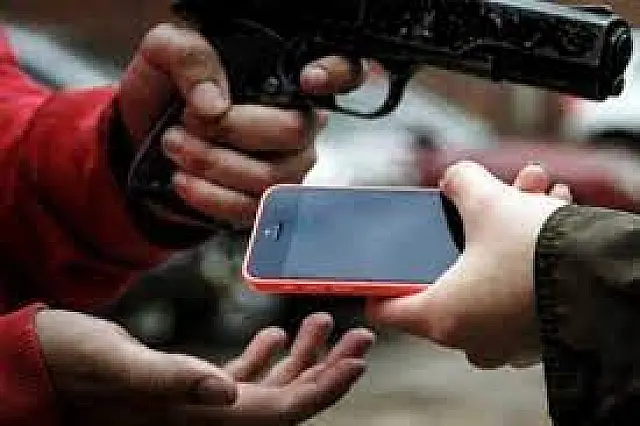 Bandido assalta jovens que conversavam na calçada de casa