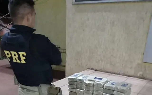 Bolivianos são presos em carros de aplicativo com mais de 30 kg de cocaína em sacos de milho