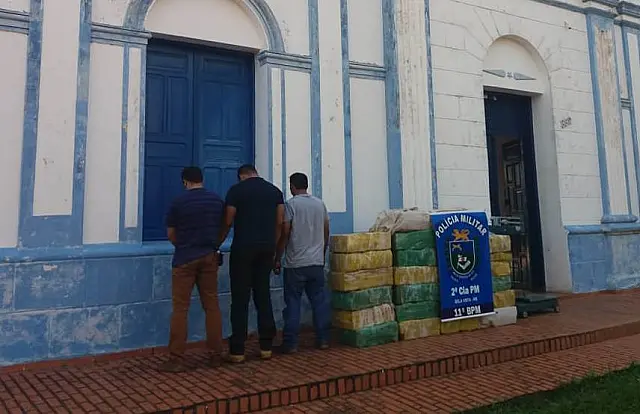 PM aprende 726 kg de maconha, recupera veículo furtado e prende três homens