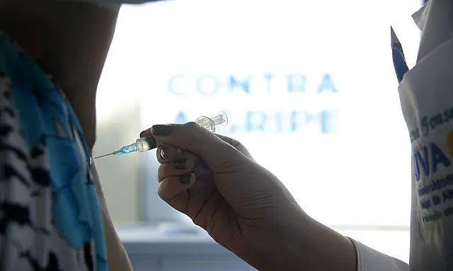 Brasil notifica 140 óbitos e 71,9 mil casos em 24 horas