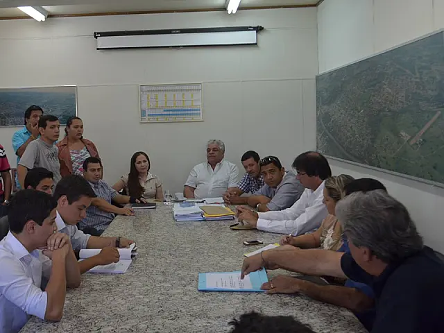 Prefeito Zé Henrique e vereadores se reúnem com acadêmicos