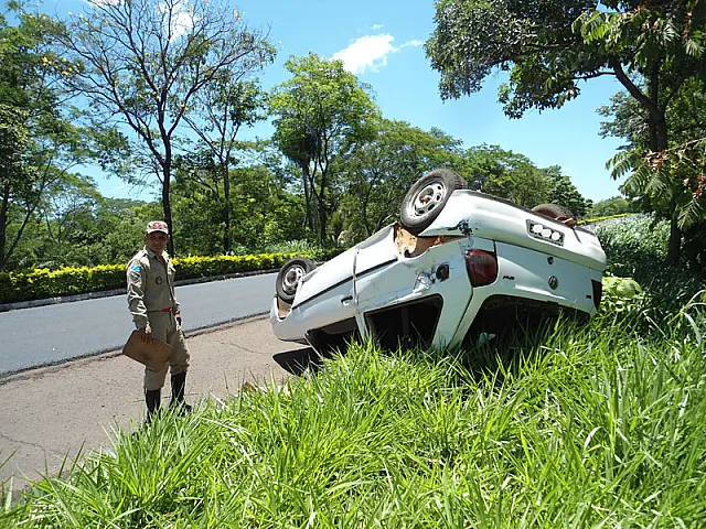 Carro capota e deixa dois feridos na BR-262
