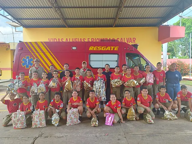 Crianças do projeto Bombeiros do Amanhã recebem brinquedos