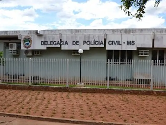 Homem é preso por entrar 3 vezes em supermercado para furtar peixes e calabresa