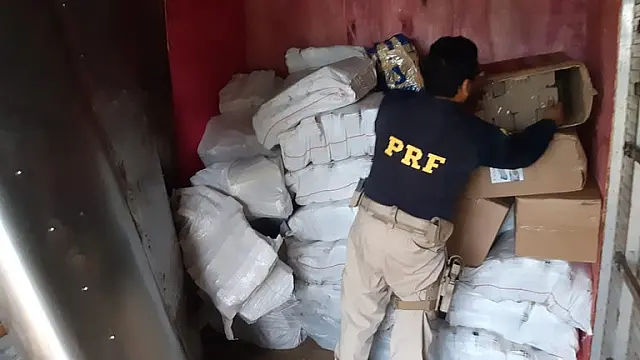 PRF apreende caminhão abandonado lotado com 1,2 tonelada de maconha