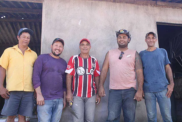 Após ter a casa devastada pelas chamas, funcionário da coleta de lixo recebe solidariedade de eletricista