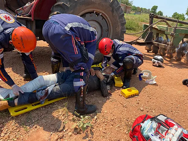 Motociclista bate em traseira de caminhão e fica ferido em Aquidauana