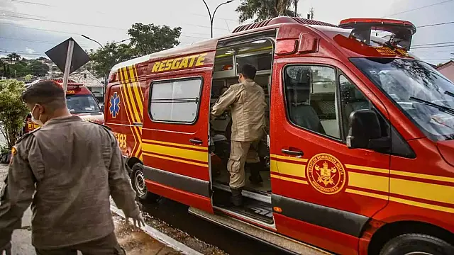 Mulher é esfaqueada no pescoço e socorrida inconsciente