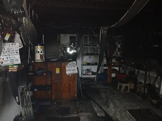 Bombeiros controlam incêndio em loja de motocicletas em Corumbá