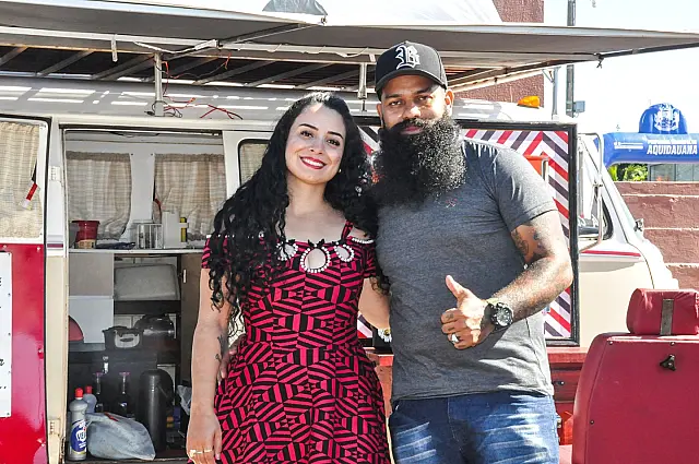 Expositor chega com Kombi "barbearia" para atender geral