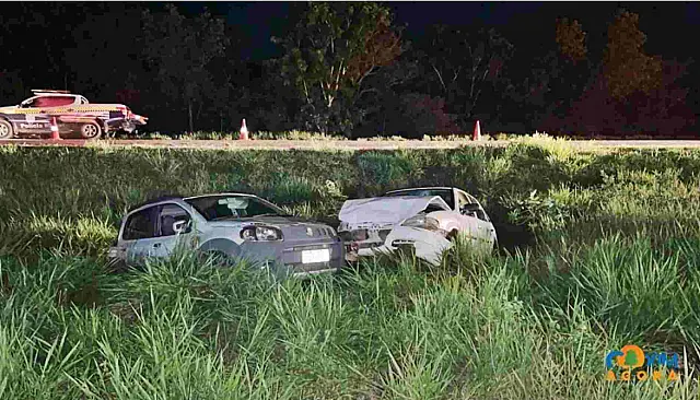Carros colidem e param à beira da estrada em Coxim