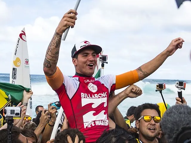 Moradores de Maresias comemoram a vitória de Gabriel Medina no Mundial