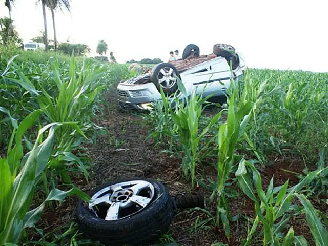 Homem é arremessado de carro após capotagem e sobrevive em MS
