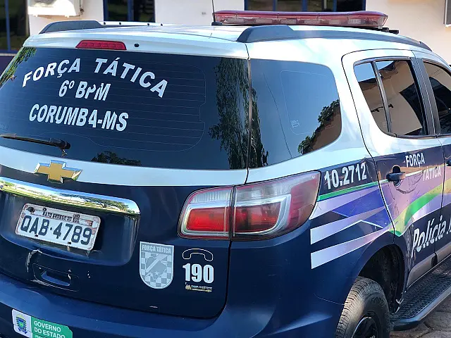 Suspeito de furto em residências tenta fugir pelo teto, mas é preso