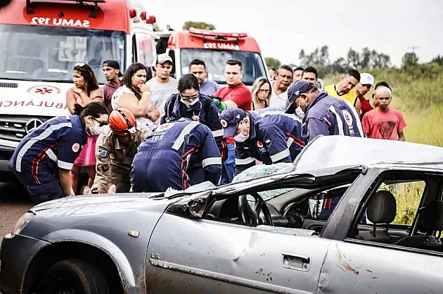Voltando de festa, carro tomba e rapaz de 25 anos morre em acidente na Capital
