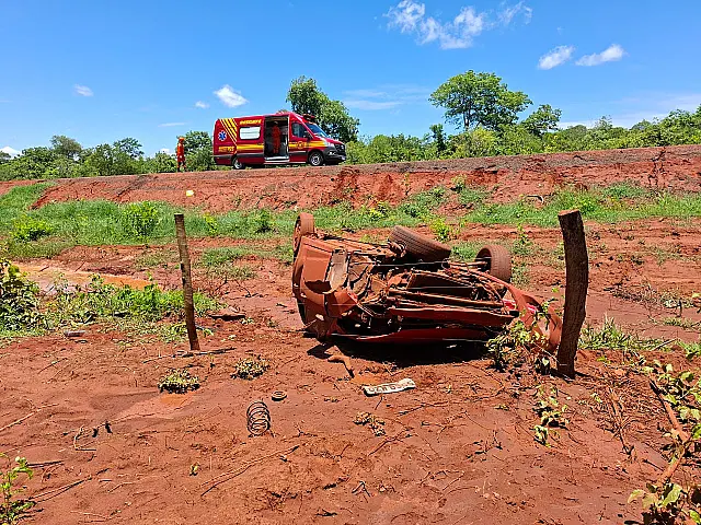 Carro capota próximo à entrada do Assentamento Monjolinho