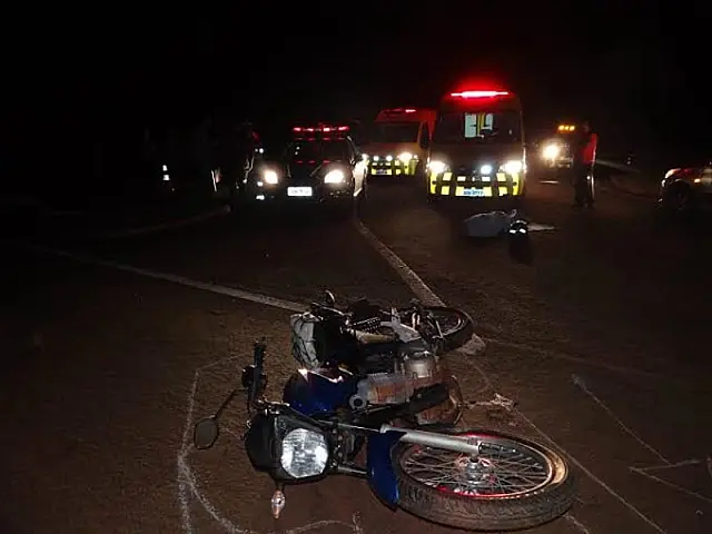 Mulher perde controle de moto e morre ao bater em rotatória