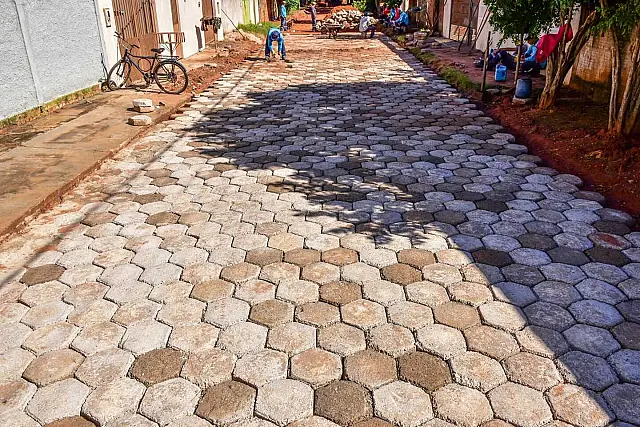 Pavimentação da Rua Romeu Pires avança com instalação de lajotas