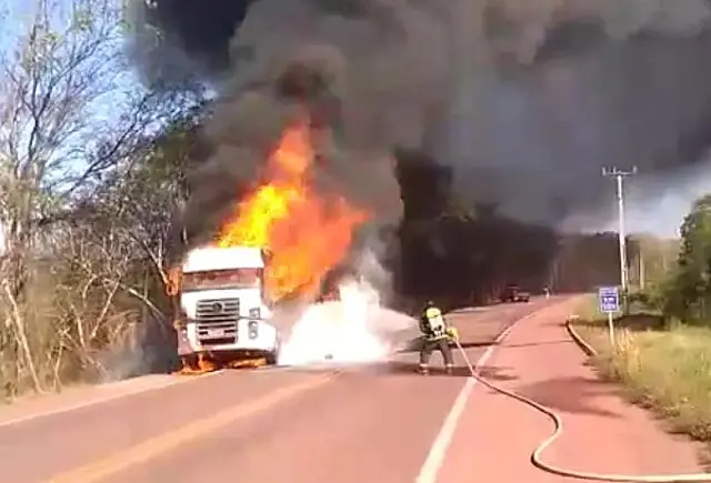 Caminhão carregado com minério pega fogo na BR-262, em Corumbá