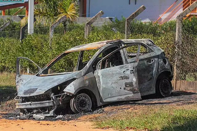 Carro encontrado em rua destruído por fogo intriga moradores