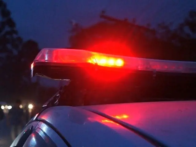 Homem invade velório, discute com outro, tenta esfaqueá-lo e é amarrado por populares