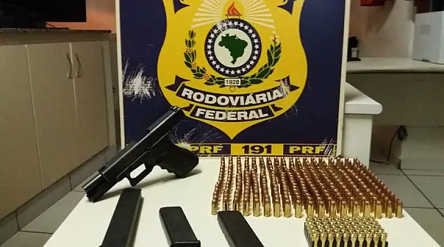 PRF apreende maconha, pistola, carregadores e munições na BR-163