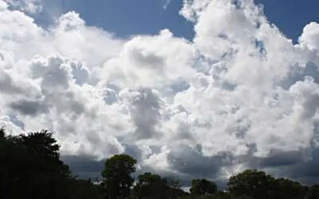 Com céu fechado, clima hoje permanece quente