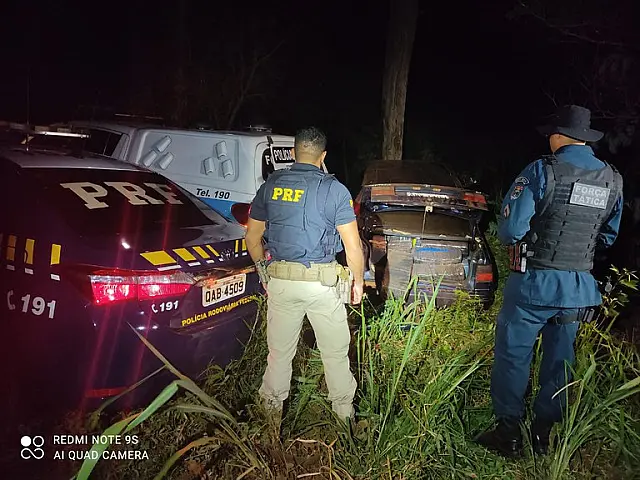 Depois de não respeitar ordem de parada, veículo perde controle e PRF apreende 360 kg de maconha