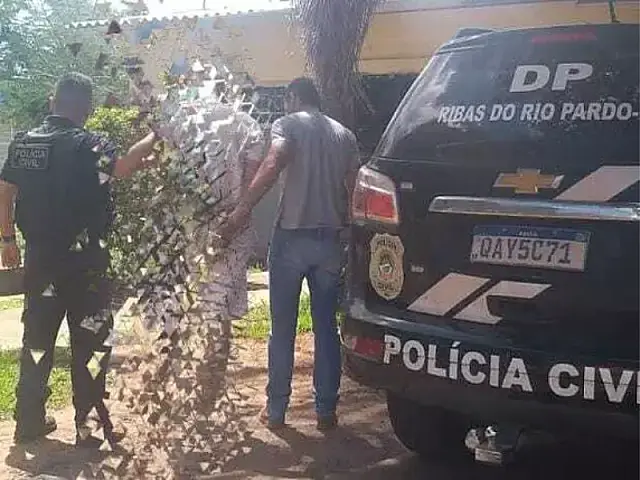 Homem que matou esposa na frente dos filhos é preso