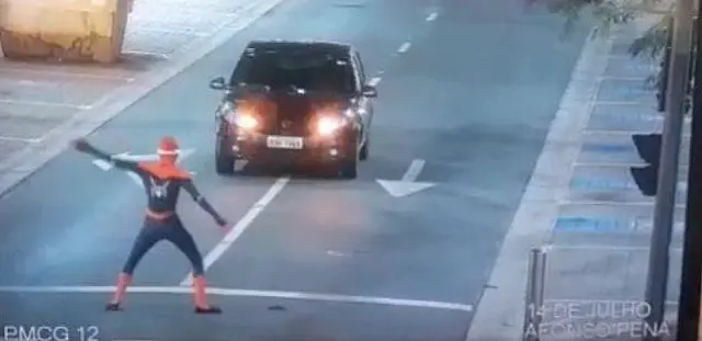Homem-Aranha é abordado pela Guarda Municipal da Capital
