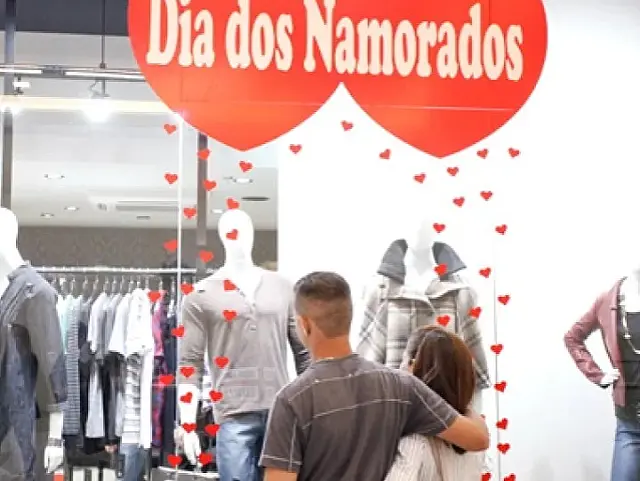 Roupas e perfumes estão no topo da lista para presentes do Dia dos Namorados