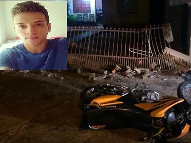 Jovem motociclista morre após bater em grade de residência