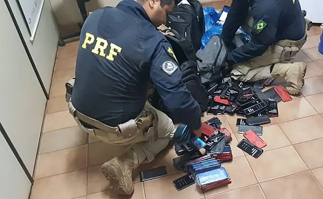PRF apreende quase 500 celulares com bolivianos que vinham do Paraguai para Corumbá