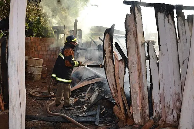 Bombeiros gastaram 5 mil litros de água para controlar incêndio no Campanário