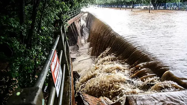 Chuva acumula 92 mm em apenas seis horas; bairros registram alagamento e enxurrada