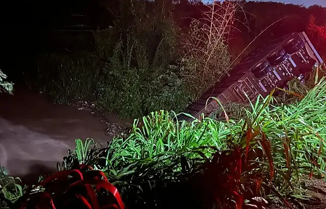 Motorista de MS morre após caminhão cair de ponte em Mato Grosso