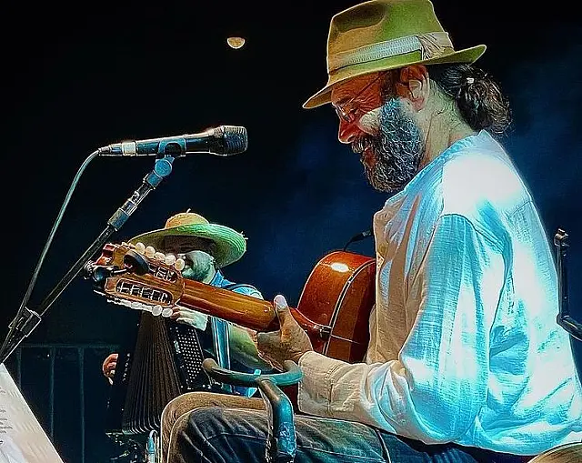Almir Sater emociona moradores de Anastácio com show especial